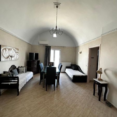 Veldi Art - Kamari Beach Apartment Фіра Екстер'єр фото