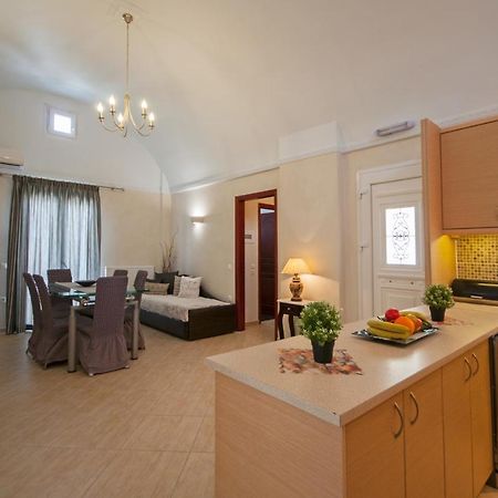 Veldi Art - Kamari Beach Apartment Фіра Екстер'єр фото
