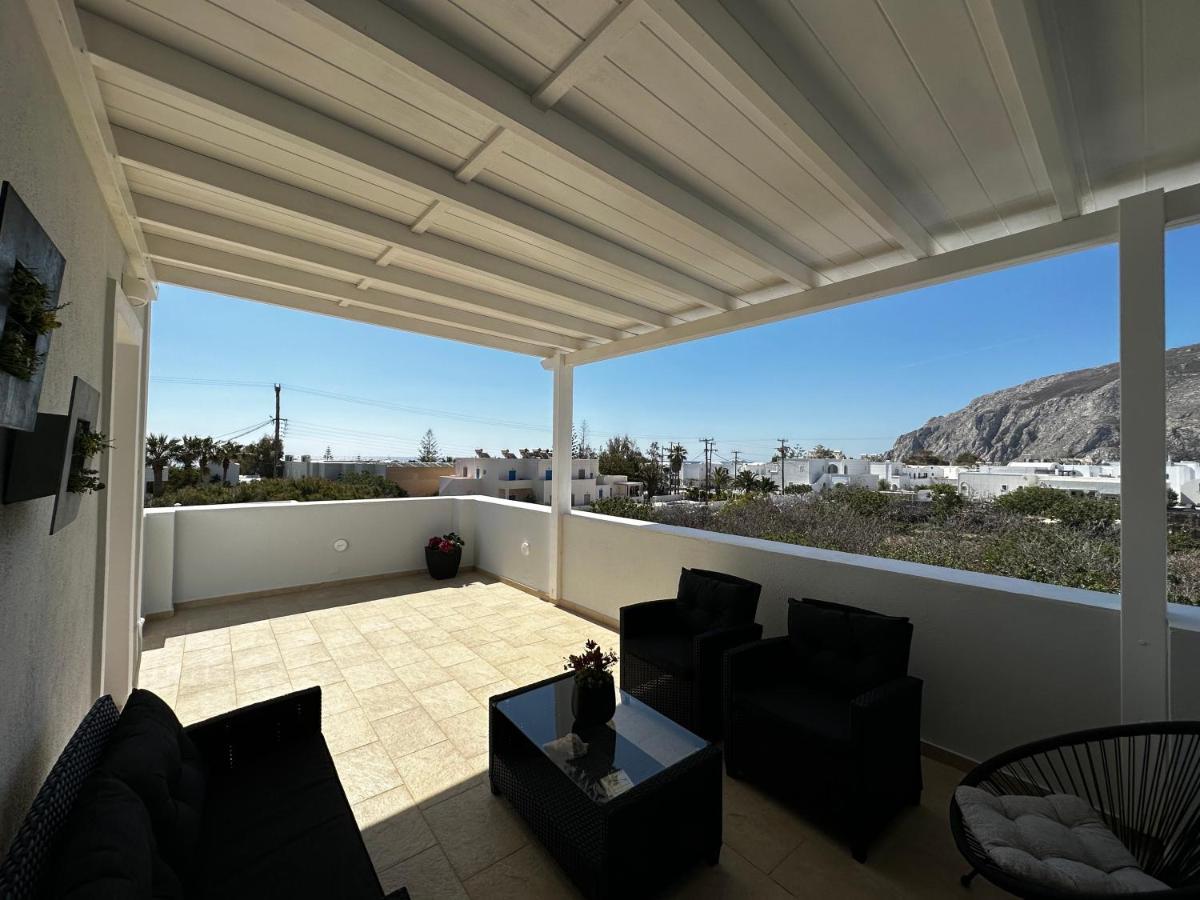 Veldi Art - Kamari Beach Apartment Фіра Екстер'єр фото