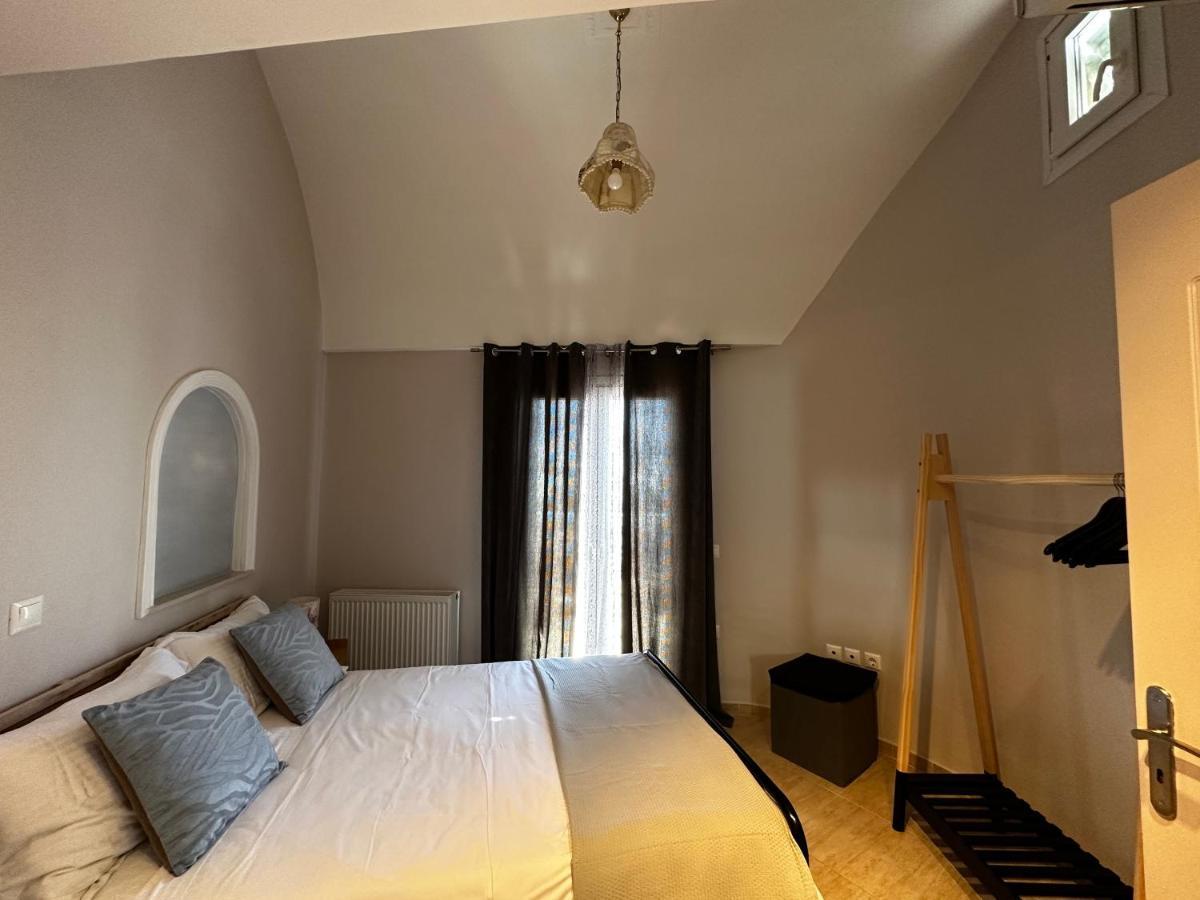 Veldi Art - Kamari Beach Apartment Фіра Екстер'єр фото