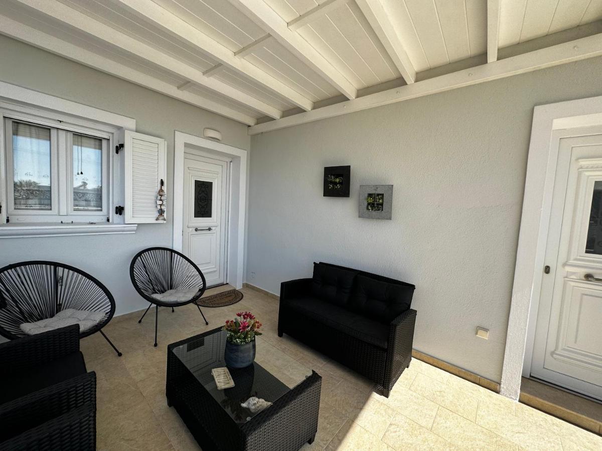 Veldi Art - Kamari Beach Apartment Фіра Екстер'єр фото