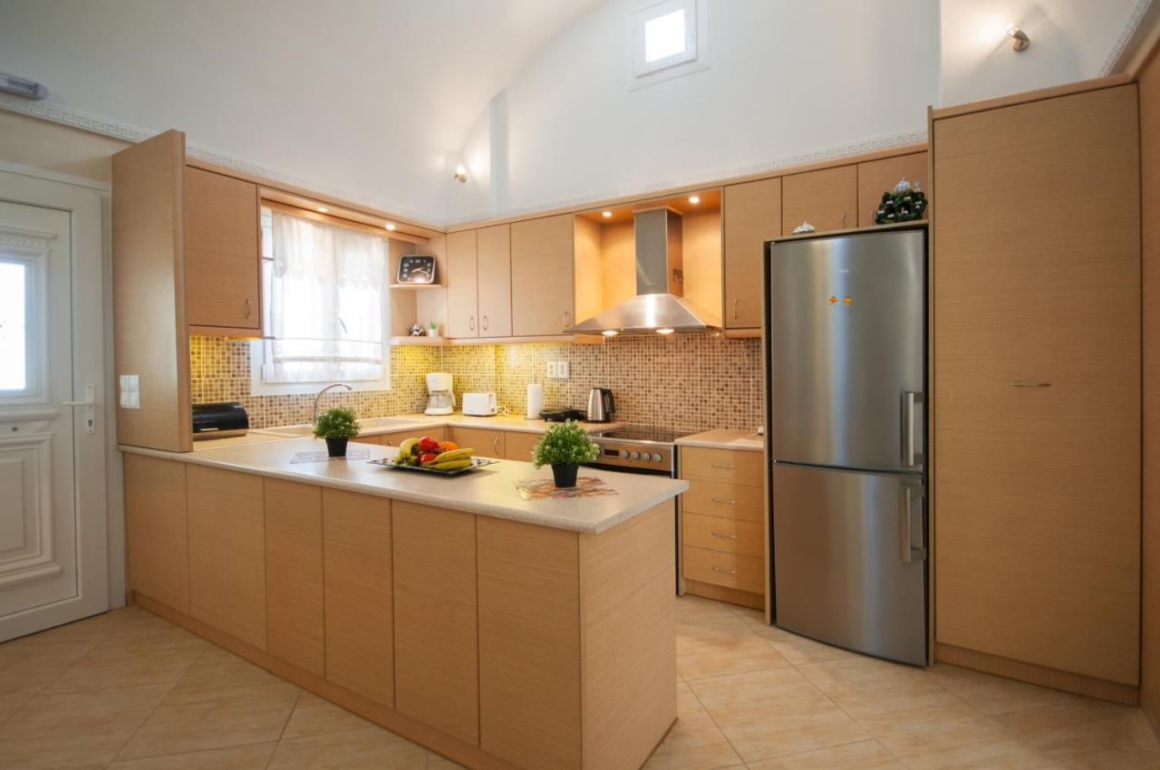 Veldi Art - Kamari Beach Apartment Фіра Екстер'єр фото