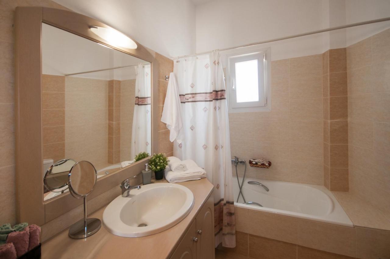 Veldi Art - Kamari Beach Apartment Фіра Екстер'єр фото